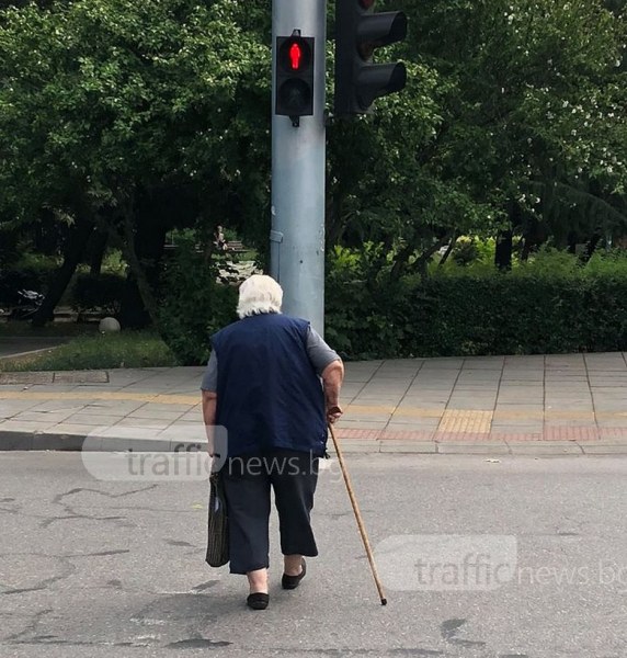 Пловдивска баба тръгна да пресича на червено, автомобил НЕ я удари! СНИМКИ