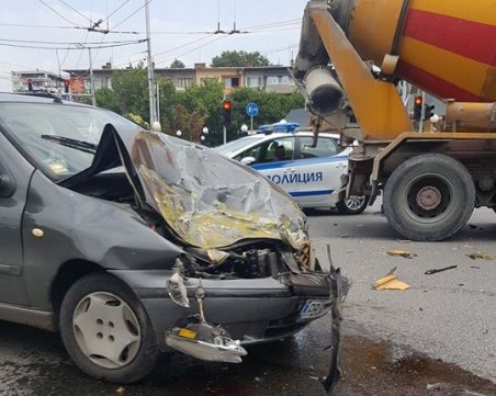 Лека кола се вряза в бетоновоз на кръстовището на ВСИ СНИМКИ