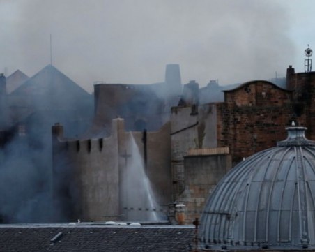 Пожар обхвана една от най-ценните сгради в Шотландия