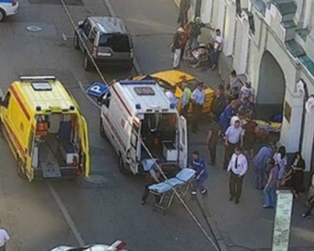 Такси се вряза в група хора, 7 са ранени