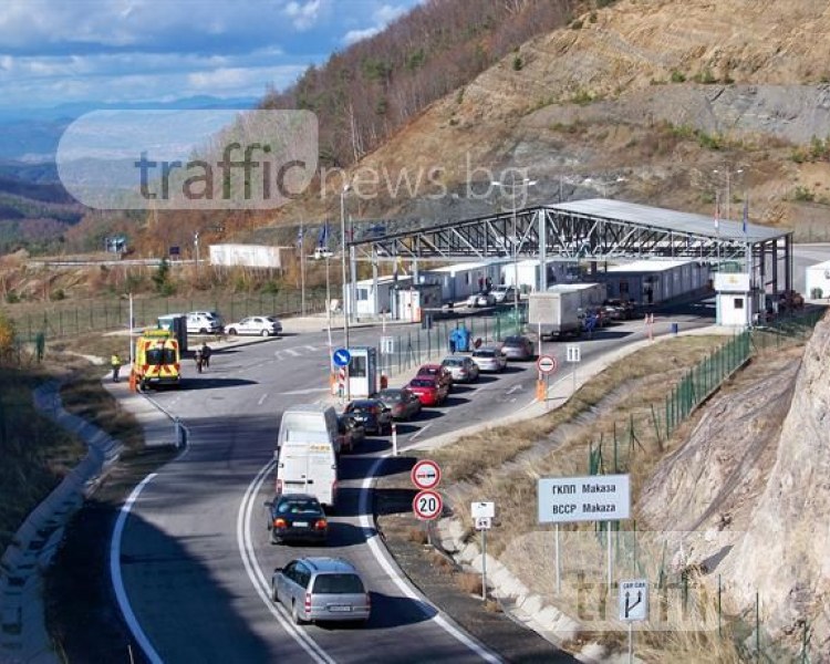 Дълги колони се извиха на Маказа, полицията с допълнителни мерки