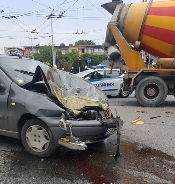 Лека кола се вряза в бетоновоз на кръстовището на ВСИ СНИМКИ