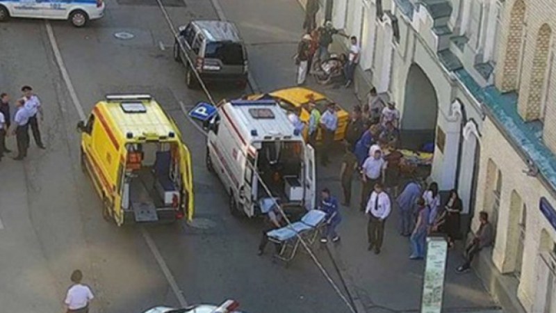 Такси се вряза в група хора, 7 са ранени