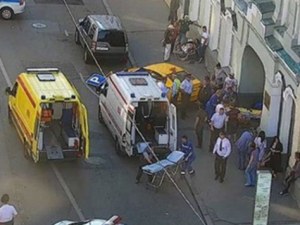 Такси се вряза в група хора, 7 са ранени