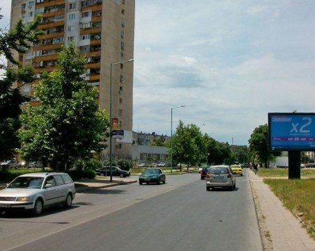 Джигит изпревари колона отдясно, мина на червено на Пещерско и удари рено!