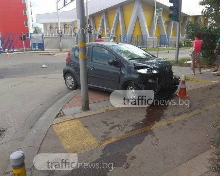 Единият от пострадалите при мелето до Панаира изпаднал от колата след удара СНИМКИ