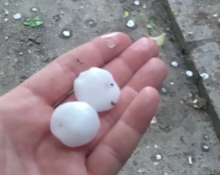 Градушка колкото орех удари Сандански и Струмяни, десетки села са без ток