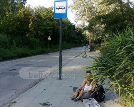 Срам! Майка с дете чака рейс в Пловдив седнала на... земята СНИМКИ