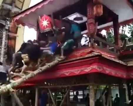 Трагедия! Син загина на погребението на баща си - ковчегът паднал на главата му ВИДЕО