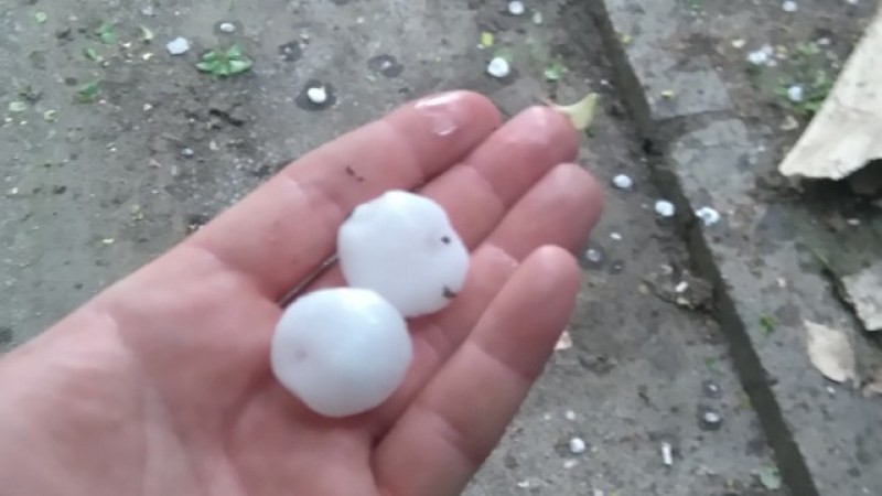 Градушка колкото орех удари Сандански и Струмяни, десетки села са без ток