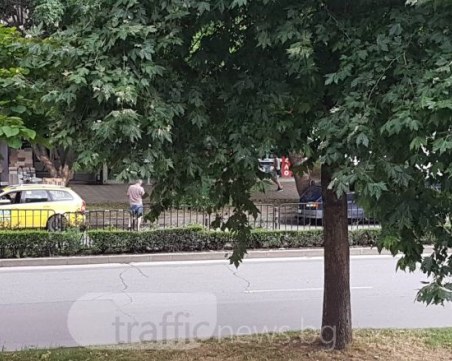 Бус удари такси отзад на пешеходна пътека в Пловдив, клиентката си тръгна СНИМКИ