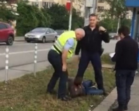 Гратисчия в автобус се оказа в белезници! Псувал контрольорите...