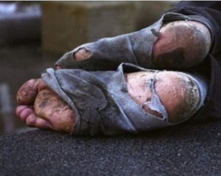 Клошар от Пловдив се разхожда с 13 бона у себе си, ромчета го нападнаха и обраха