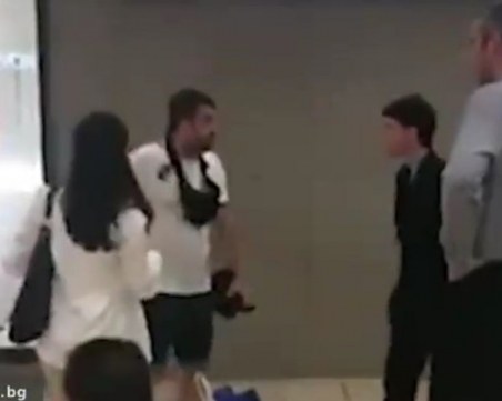 Мъж нападна с нож охранител в мол ВИДЕО