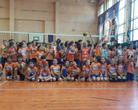 Над 60 деца играха волейбол в празника на Виктория Волей