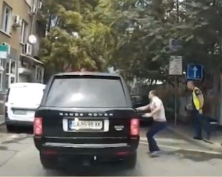 Опасна гонка: Мъж едва не прегази пешеходци, бягайки от полицията ВИДЕО