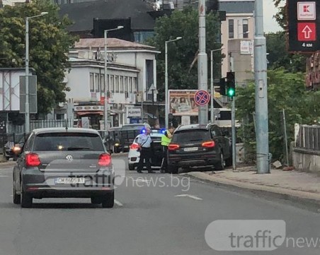 Полиция обгради ауди на тротоара до Автогара юг! СНИМКИ