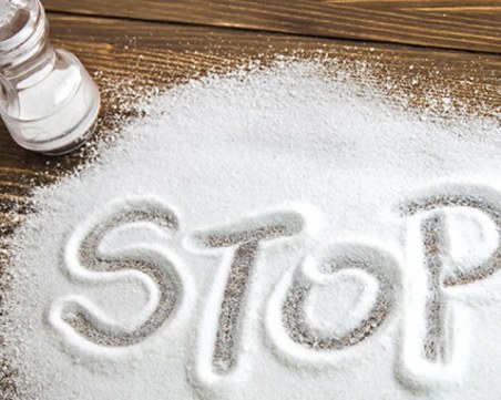 Признаците, които показват, че прекалявате със солта