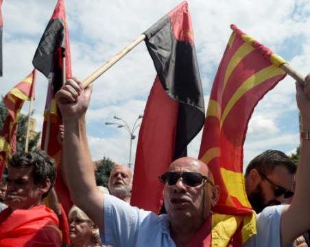 Сблъсъци в Македония! Хиляди се вдигнаха на протест, има ранени