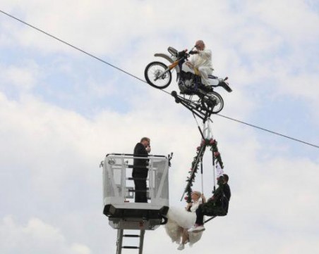 Уникална сватба! Влюбени си казаха “Да“ докато висят от мотор