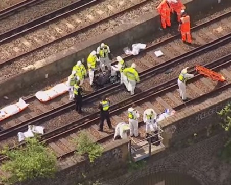 Влак премаза трима младежи в Лондон! Подозират колективно самоубийство СНИМКИ