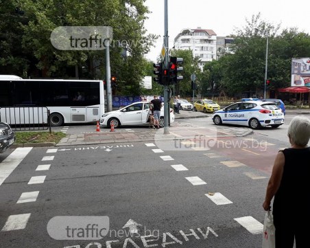 Жената, пометена от кола в Кючука: Колата мина на червено, изобщо не спря СНИМКИ и ВИДЕО