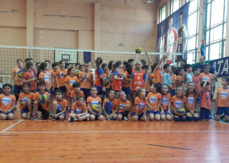 Над 60 деца играха волейбол в празника на Виктория Волей