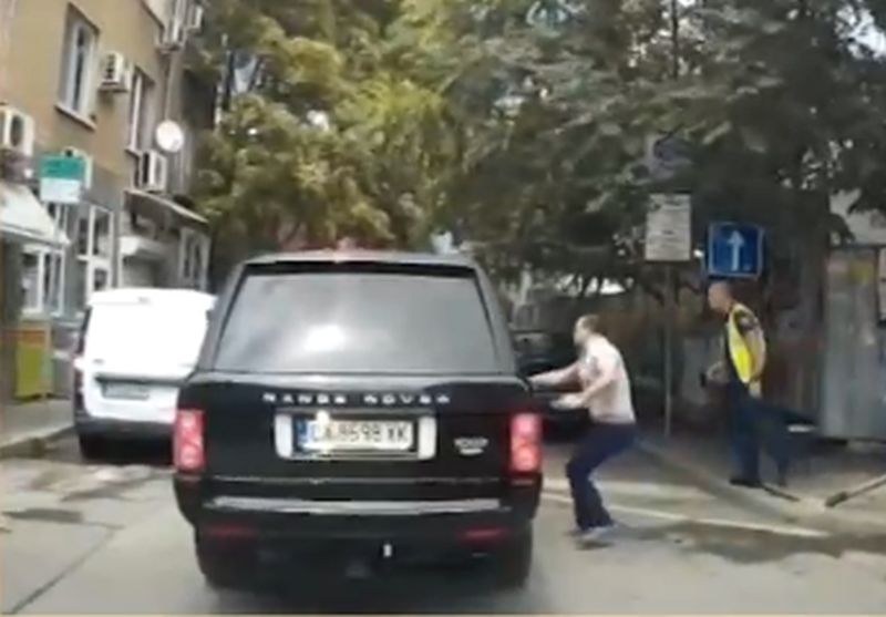 Опасна гонка: Мъж едва не прегази пешеходци, бягайки от полицията ВИДЕО