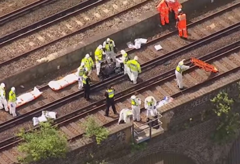 Влак премаза трима младежи в Лондон! Подозират колективно самоубийство СНИМКИ