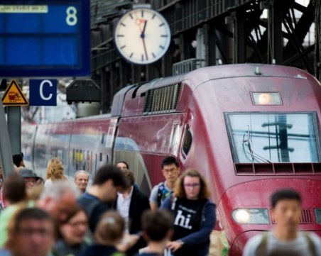 Бебе проплака за първи път във влак! Ще се вози безплатно 25 години