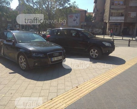 Джип и ауди се удариха на кръговото на 