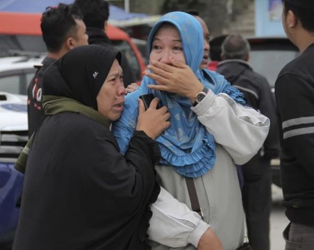 Ферибот потъна в езеро, 128 души са в неизвестност