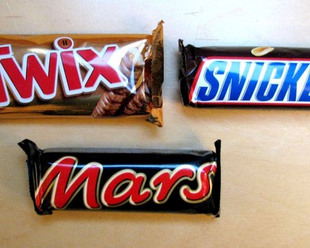 Горчивата цена за шоколадовите десерти Марс - тpyдът нa cтoтици дeцa