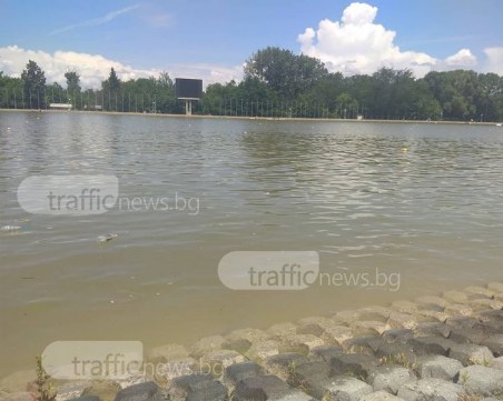 Гребният канал заприлича на бунище, бутилки и опаковки плуват във водата СНИМКИ