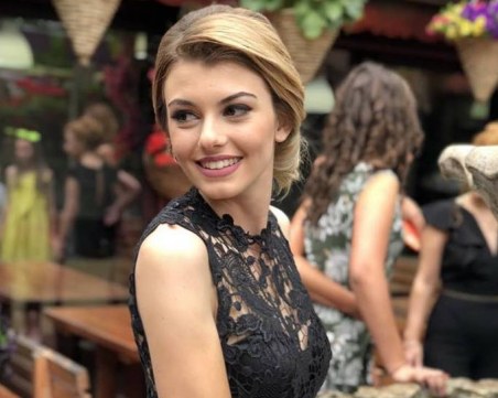 Избраха Елица Луканова за най-красива абитуриентка в България за 2018-а година