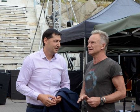 Кметът Тотев се срещна със Стинг насред Античния театър, подари му тениска СНИМКИ