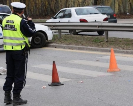 Кола смачка пешеходец, шофьорът е избягал