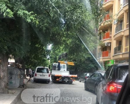 Пловдивчанка: Вдигат кола, която не пречи, и затапват улица