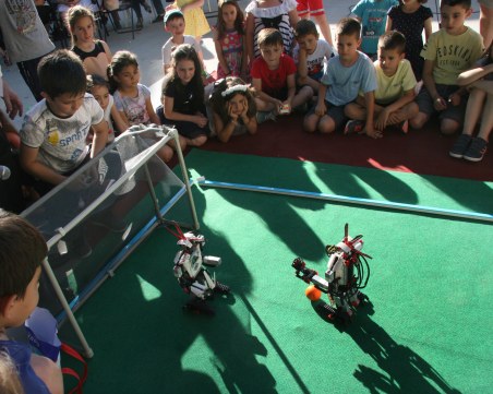 Роботи ритат топка и редят кубчето Рубик в мола! Забавата е гарантирана!