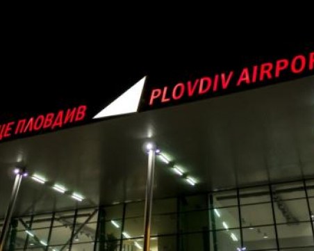 Стотици пътници останаха блокирани на летище Пловдив, мълния ударила самолета им