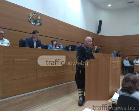 Въоръжени до зъби хайдути нахлуха в Общинския съвет в Пловдив СНИМКИ