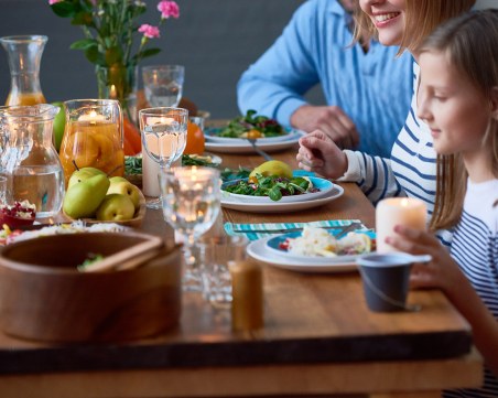 Защо не трябва да си държим лактите на масата, докато се храним?