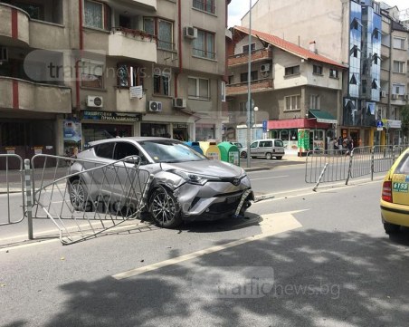 Зрелищна катастрофа в Пловдив! Тойота се заби в ограда, шофьорката е в болница СНИМКИ и ВИДЕО
