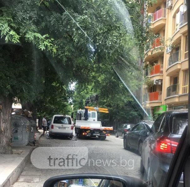 Пловдивчанка: Вдигат кола, която не пречи, и затапват улица
