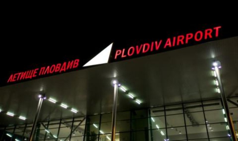 Стотици пътници останаха блокирани на летище Пловдив, мълния ударила самолета им