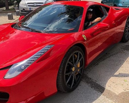 Едно ферари с цвят червен - новото попълнение в гаража на Преслава