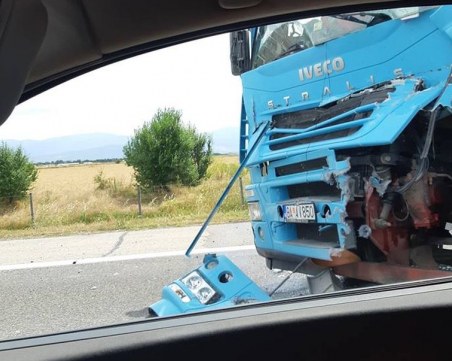 Два камиона се удариха на магистралата край Пловдив, движението е затруднено СНИМКИ