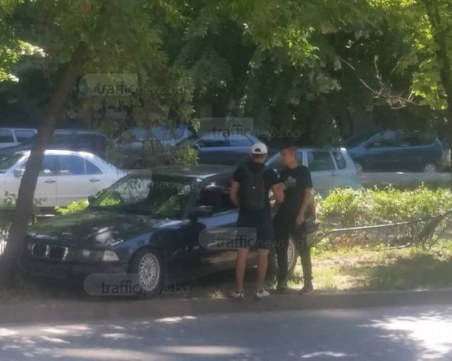 Каскада в Кършияка! БМВ се заби на разделителен остров, помля ограда СНИМКИ