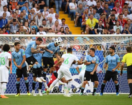 Луис Суарес прати Уругвай в осминафиналите