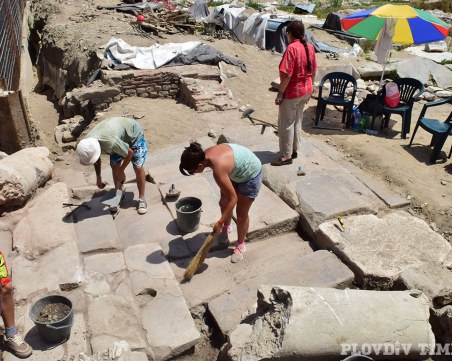 Пловдивски археолози откриха главната порта откъм късноантичната сграда Ирини СНИМКИ